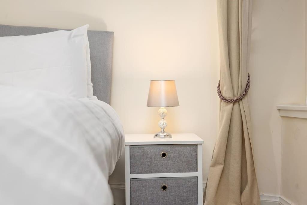 Two Bedroom Apartment-Central Edinburgh-Old Town-Licensed ภายนอก รูปภาพ
